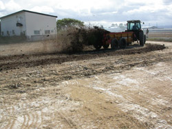 コントラクター堆肥散布事業（玉葱畑に散布）